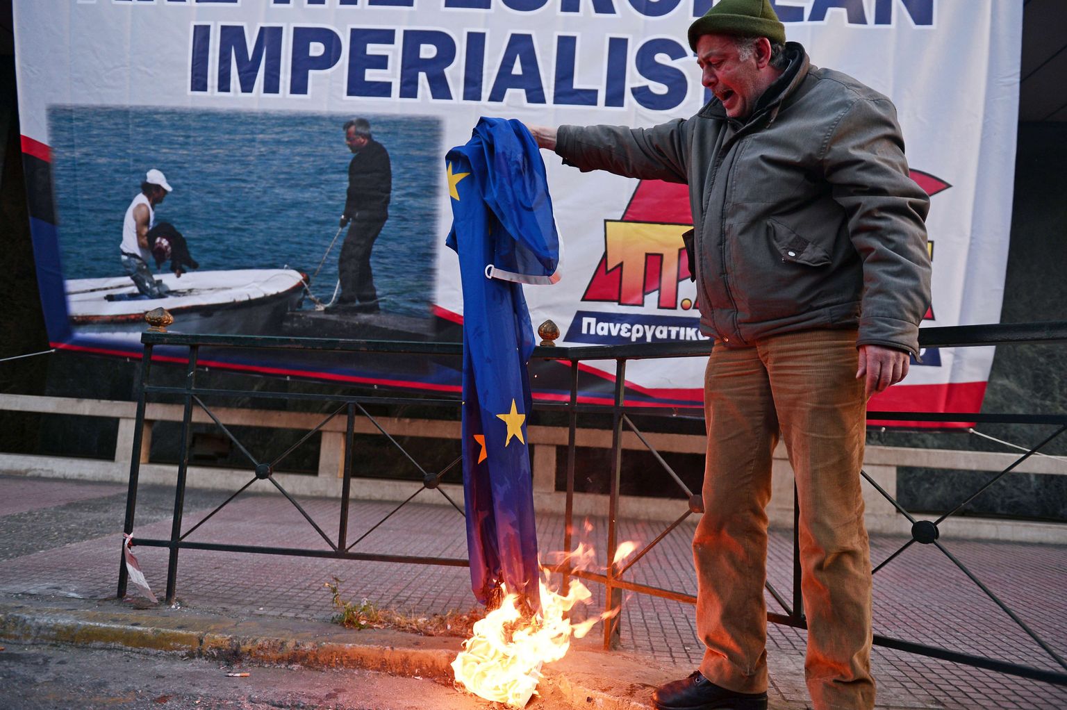 Kreeklane põletamas Euroopa Liidu lippu