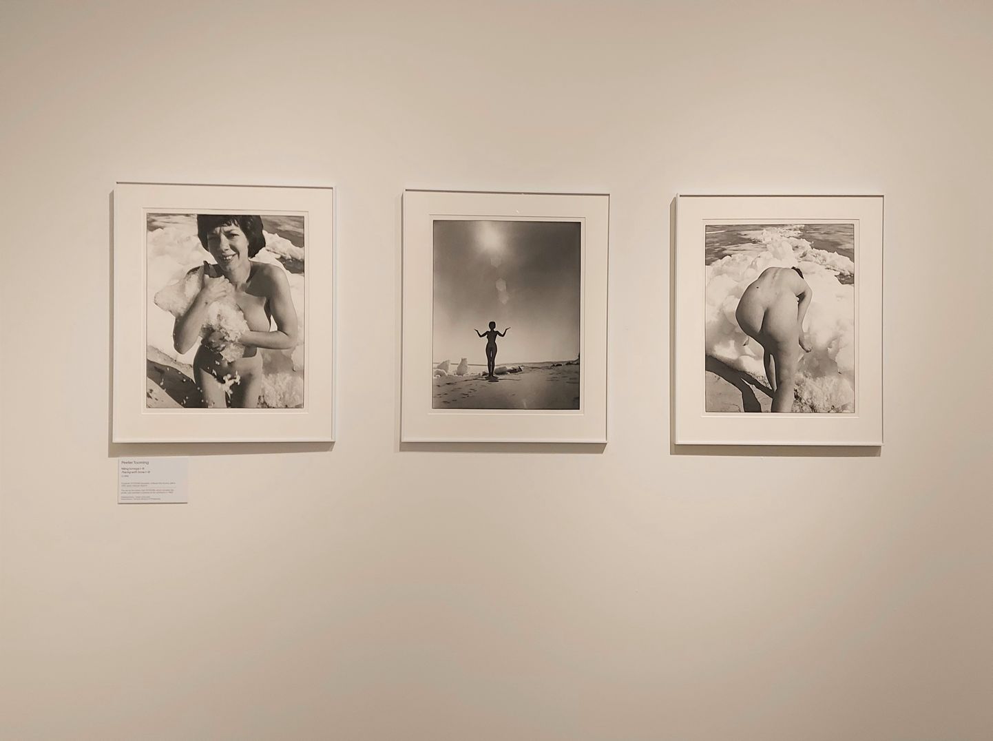Peeter Tooming, «Mäng lumega» I, II ja III, pildistatud u 1980. «Mäng lumega» kuulus fotoklubi Stodom komplekti, mis pälvis 1983. aastal konkursil «Naine fotokunstis» diplomi.