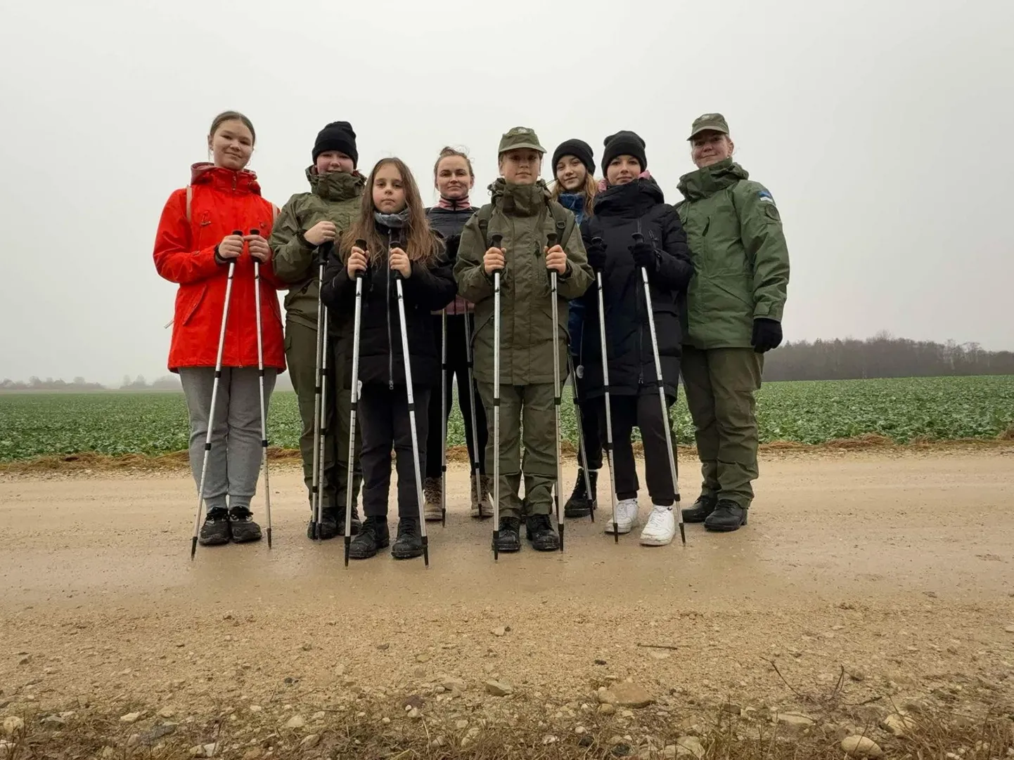 Piret Palmi (tagareas vasakult), Lenna Lydia Lehtmets, Anne-Mai Kaljuste, Mirtel Jaas, Laura-Sandra Bäärt ja Gerly Lehtmets, Liisi Hanna Eleanor Teas (eesreas vasakult) ja Leena Linda Lehtmets valmistuvad juba aegsasti seiklusrikkaks matkaks.