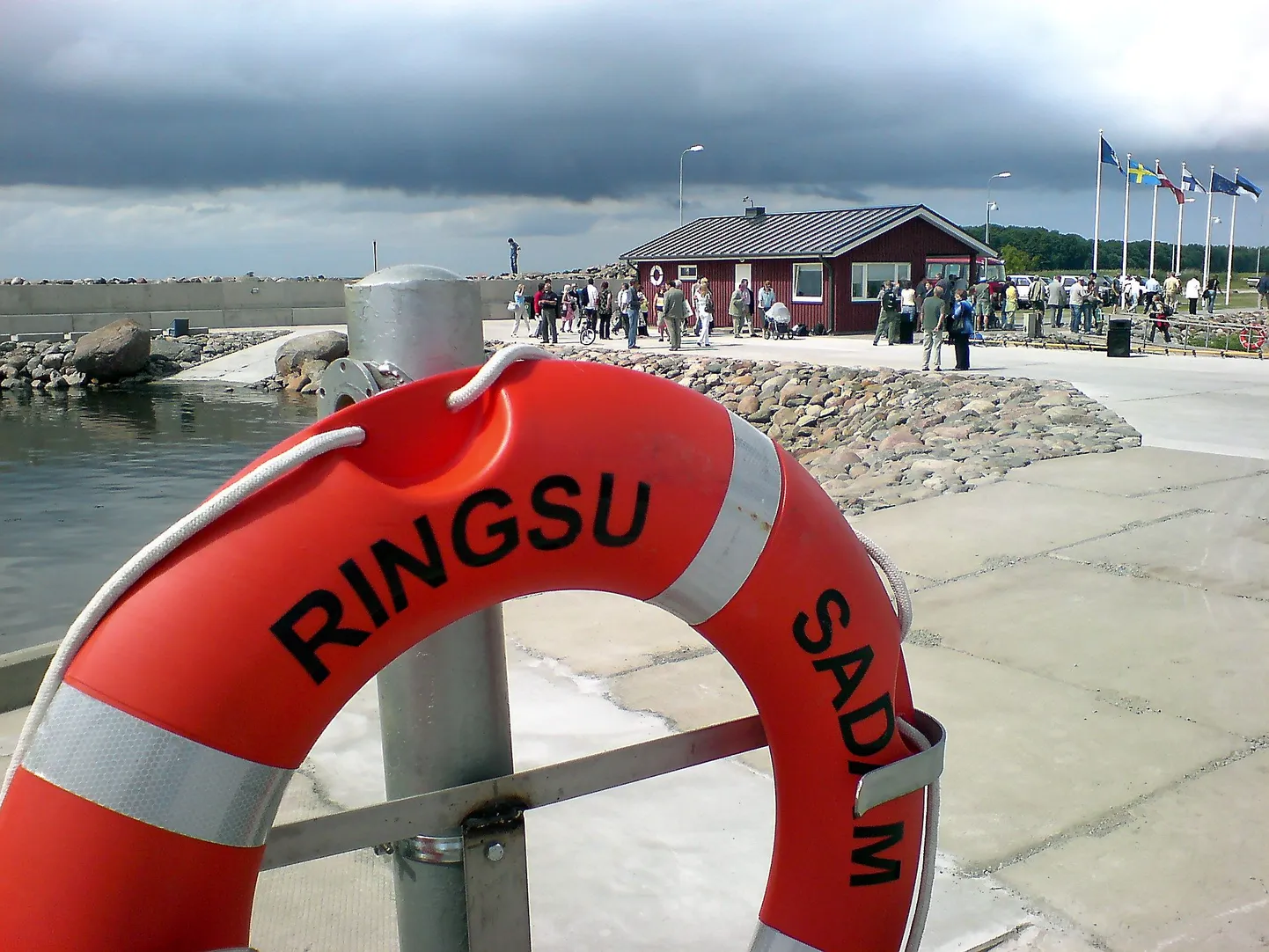 Ruhnule pääseb praegu ainult mööda veeteed.