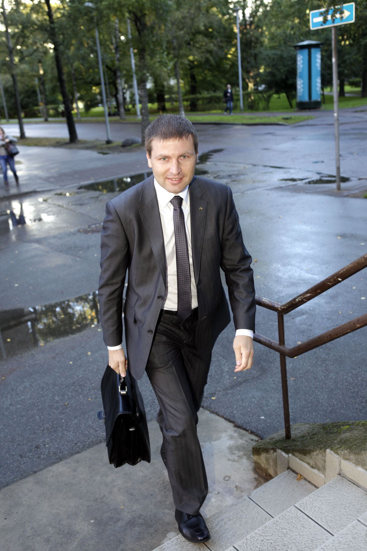 Sotsiaalminister Hanno Pevkur teel haigekassa nõukogu koosolekule