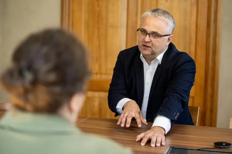 Vene õpetajad on Janar Holmi sõnul vaadanud: 30 aastat on öeldud, et eestikeelne õpe tuleb, aga ei midagi. "Nad ei ole piisavalt tõsiselt võtnud seda plaani, sest riik on aina järele andnud."