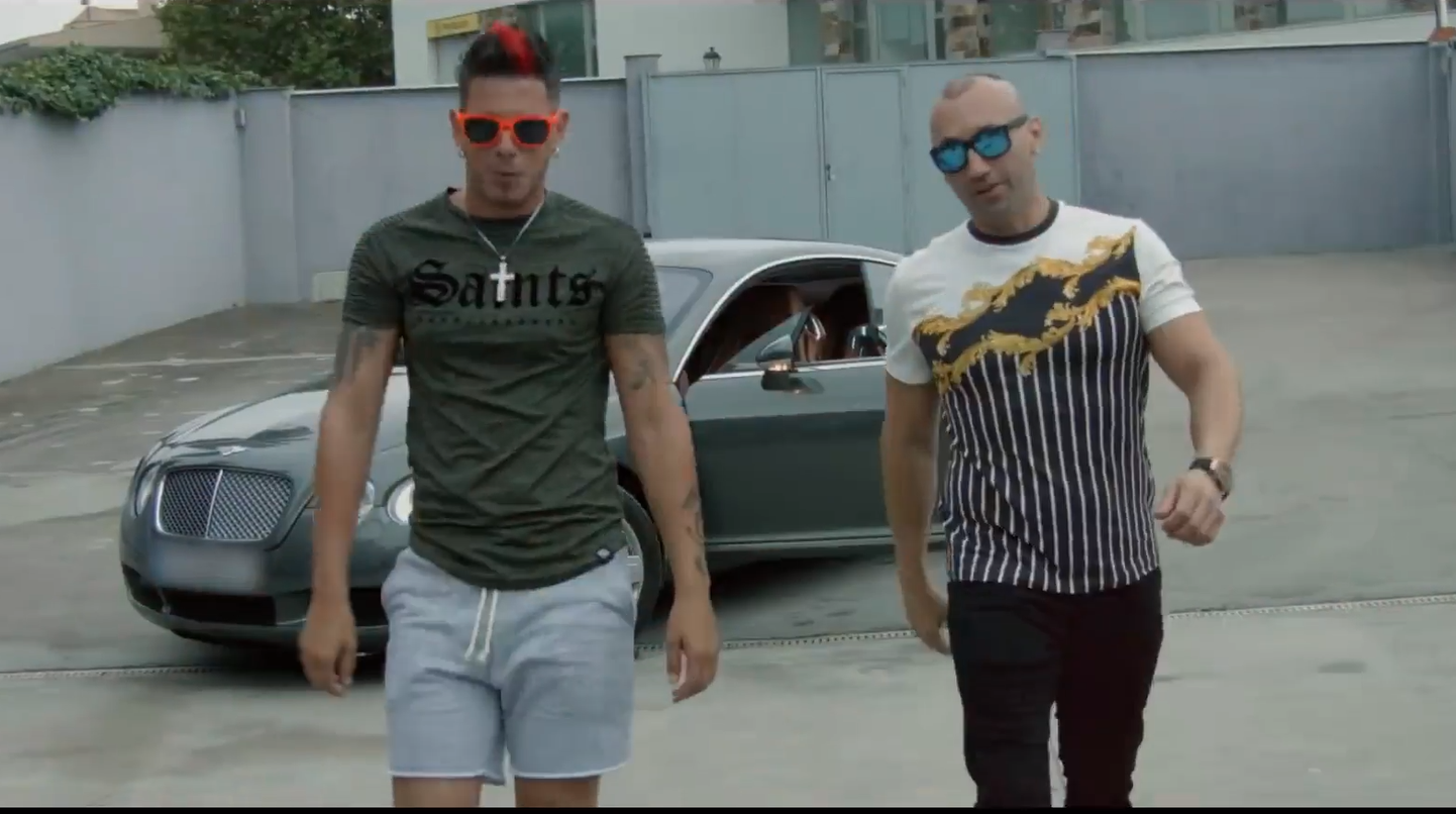 Narkokaubitseja Francisco Tejón (paremal) muusikavideos, mille avaldamise järel ta end politseile välja andis.