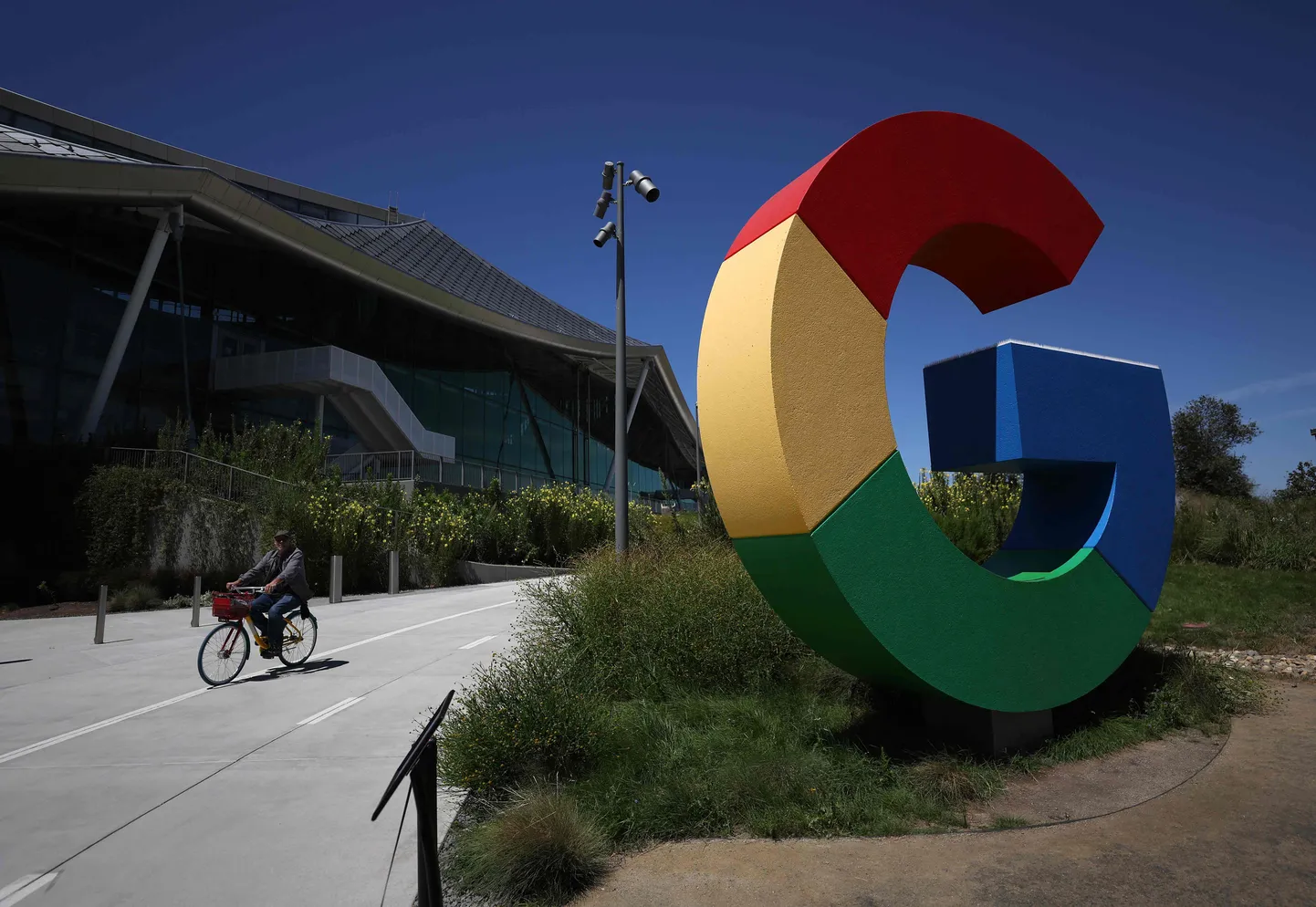 Google´i peakorteris Californias on töötajad juba avaldanud rahulolematust firma koostöö kohta USA kaitsejõududega tehisintellekti kasutamiseks sõjaväes. Uus märk selle koostöö arenemisest võib olla ettevõtte kodulehelt kahju tekitava tehisaru kohta käiva lõigu eemaldamine. Nüüd püütakse kahju tekitamist võimalikult palju vähendada.