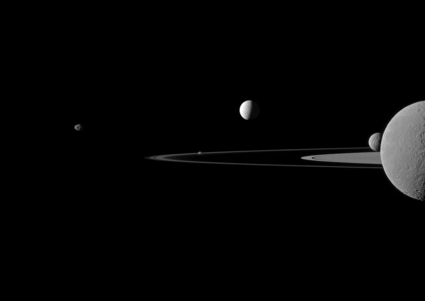 Viis Saturni kuud, vasakult: Janus, Pandora, Enceladus, Rhea ja Mimas.