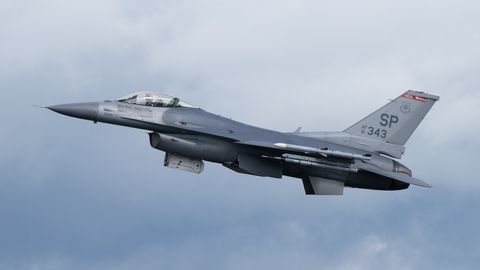 Kuulsast hävitajast F-16 ehitati piloodita lennumasin
