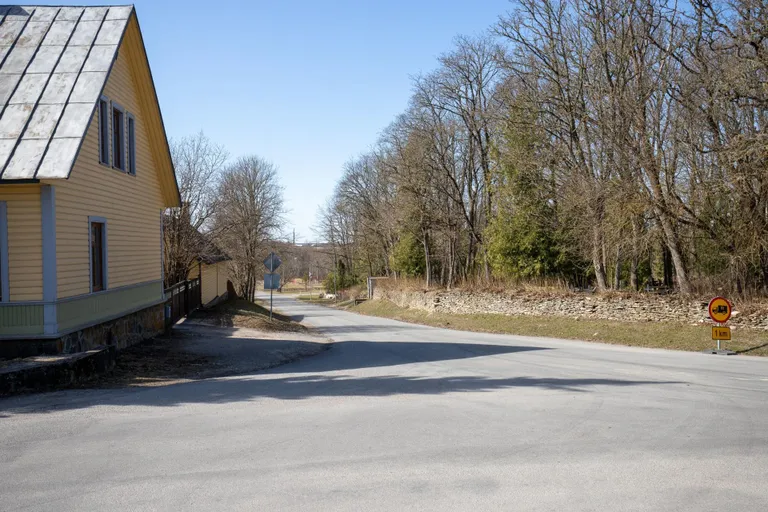 Tapa tee ja Viru tänava ristmik Kadrinas. Vanasti oli see osake Tapa–Rakvere maanteest.