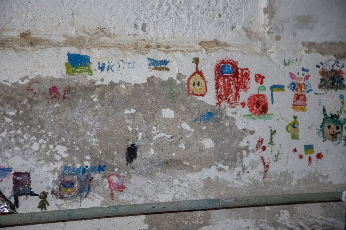 Детские рисунки на стенах подвала.