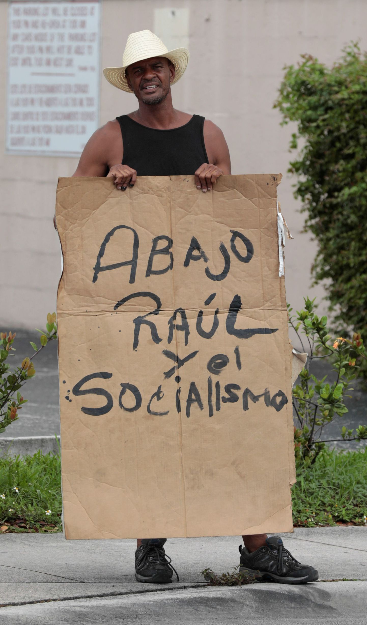 Meeleavaldaja Miamis Kuuba presidendi Raúl Castro vastase plakatiga.
