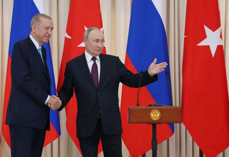 Президент Турции Эрдоган, сам того не зная, актуально украсил голову президента России с использованием понятных для Путина символов - красного флага и пентаграммы. Сочи, Россия, 4 сентября 2023 года.