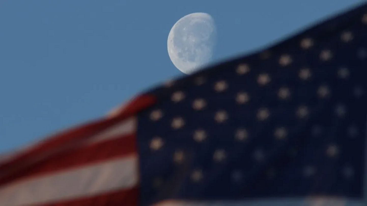 Луна и флаг США