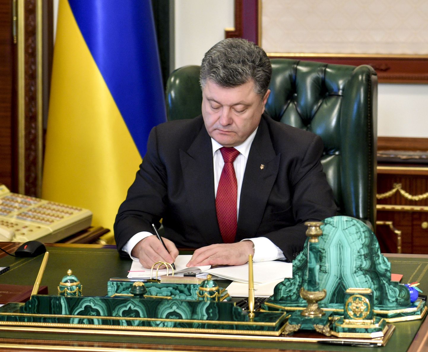 Ukraina president Petro Porošenko seadust allkirjastamas.