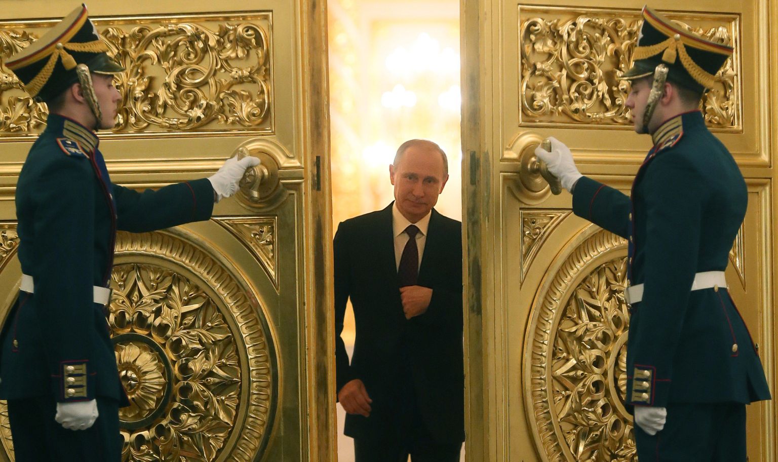 President Vladimir Putin sisenemas Kremli Georgi saali.