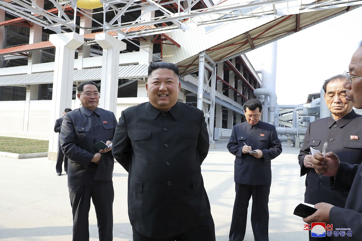 Põhja-Korea meedia avaldatud foto, millel on liidrit Kim Jong-uni näha Sunchoni uue väetisetehasega tutvumas