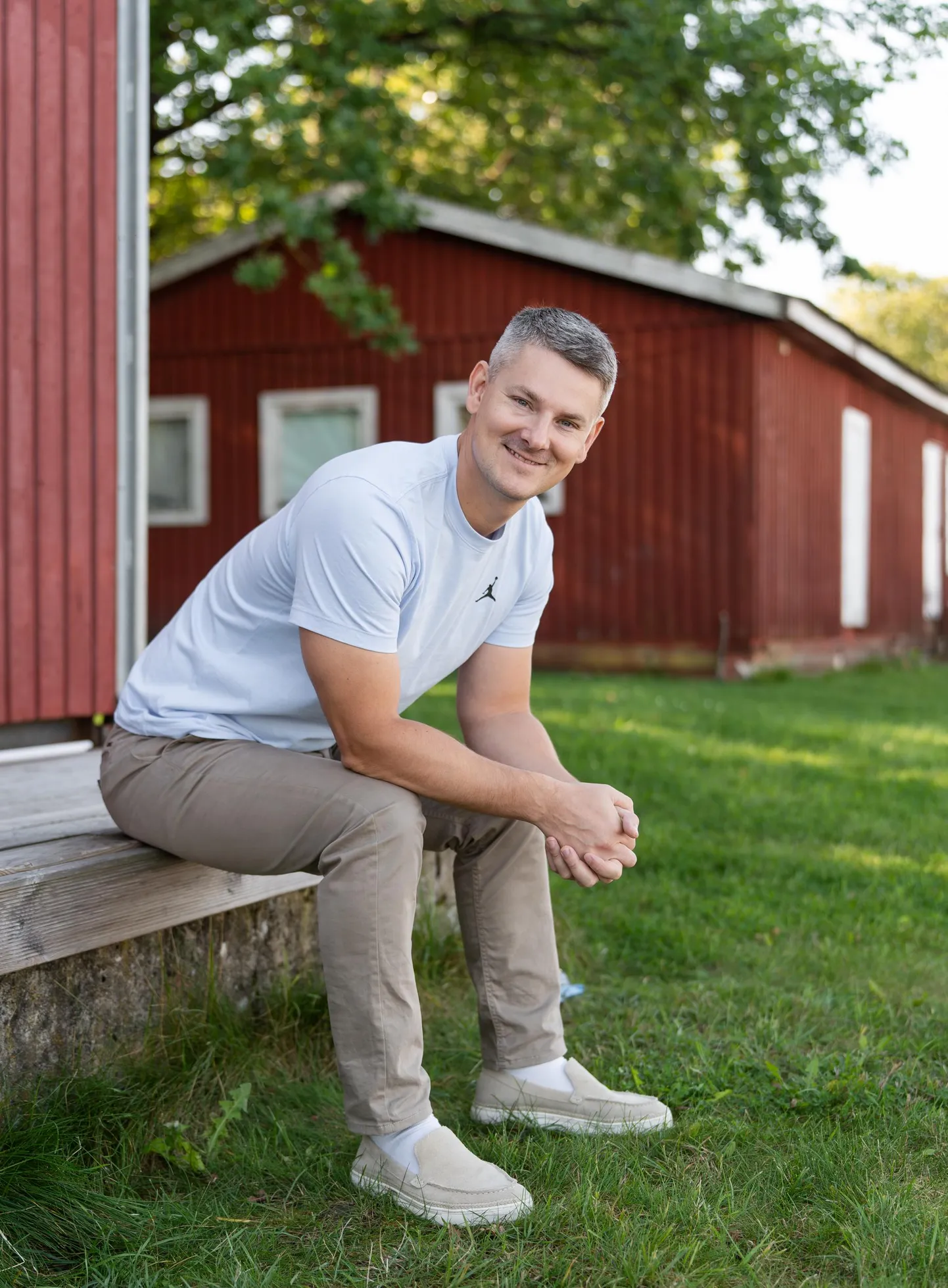 Jüri Butšakov selle nädala esmaspäeval oma uues kodulinnas Pärnus, sealses jahisadamas. Merega seob teda enda sõnul nii palju, et eelmisel aastal purjetas ta «Õhtu!» saate raames üksinda Keri saarele, mis on Soome lahes Eesti üks põhjapoolsemaid saari.