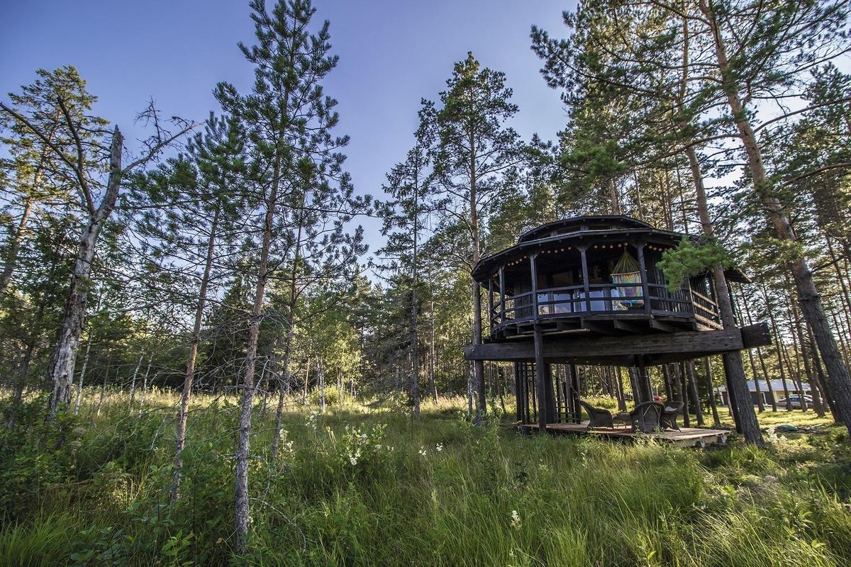 Treehouse Estonias saab aprillist novembrini magada puu otsas, nautides samas hotellile omaseid ­mugavusi.