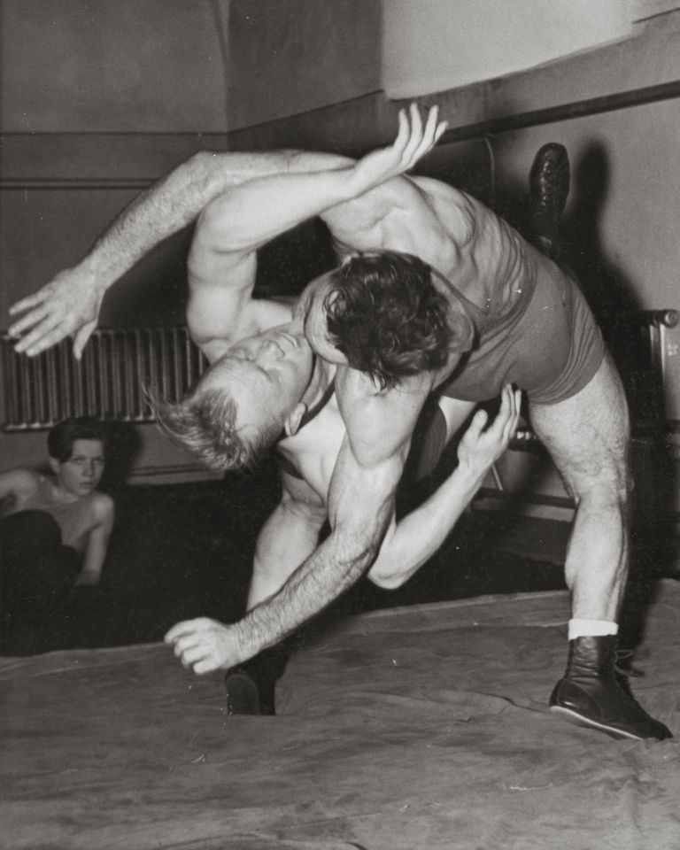 August Englas (parempoolne) heitel Endel Saare vastu (u 1954).