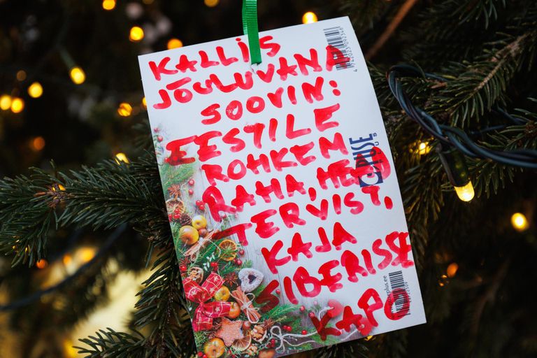 Üks kuusele riputatud kiri jõuluvanale hüüatas tavapärasemate raha- ja tervisesoovide kõrval ka «Kaja Siberisse».