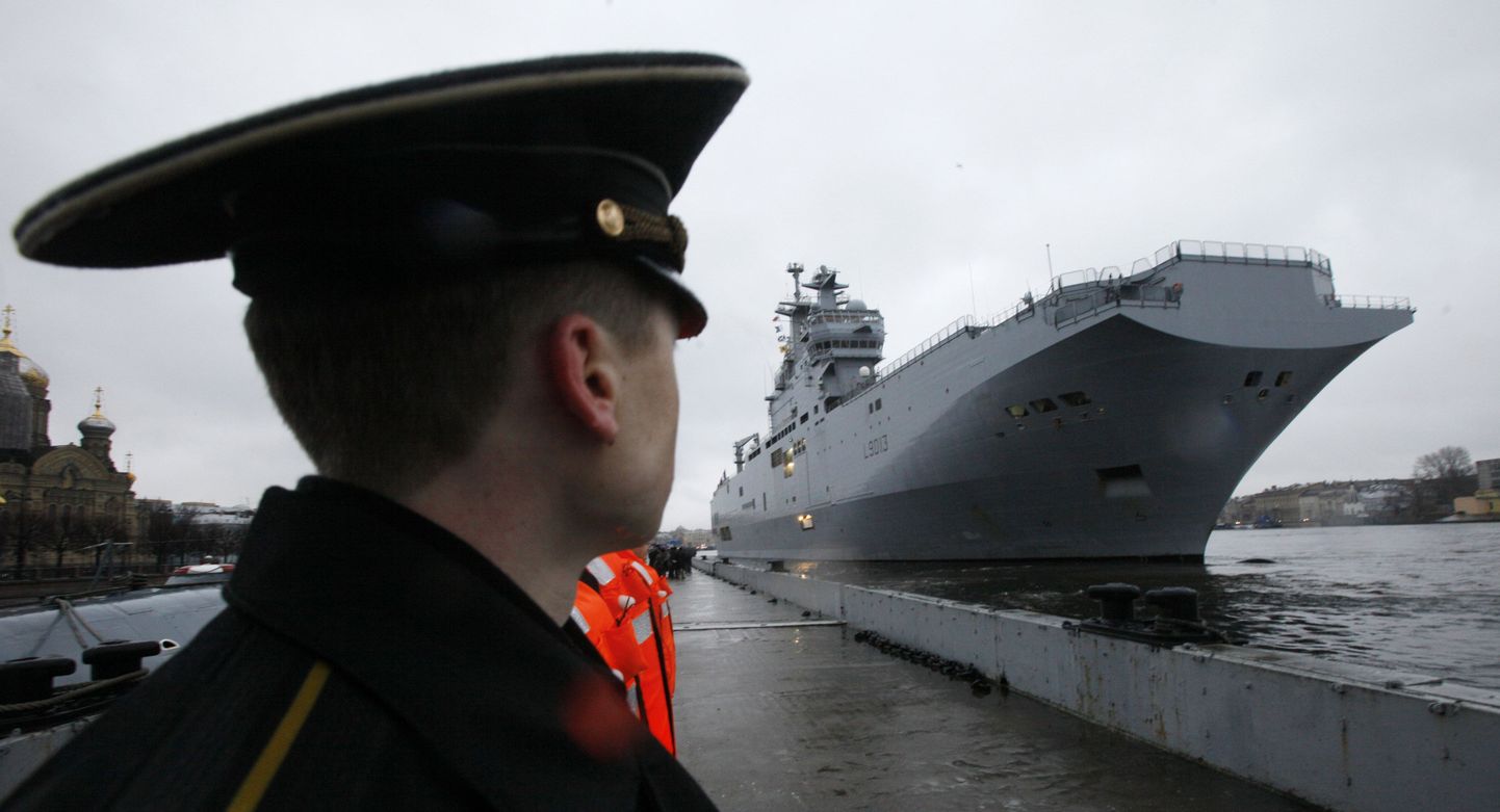 Venemaa merejalaväelane vaatamas Peterburi sadamas seisvat dessantlaeva