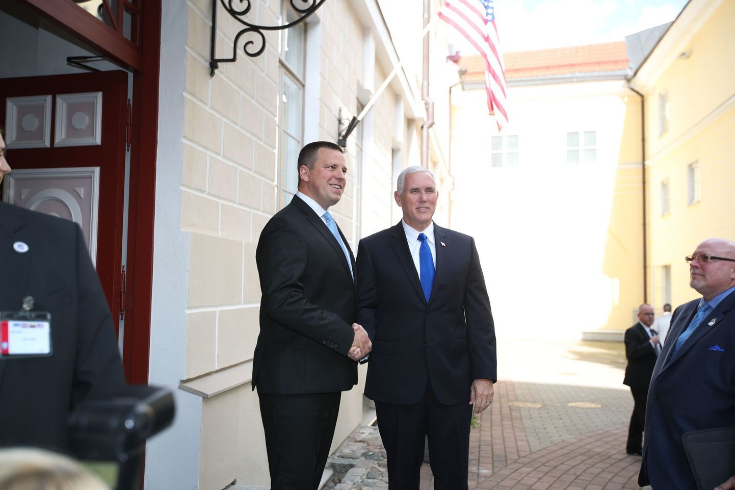 Peaminister Jüri Ratas kätleb USA asepresidendi Mike Pence'iga, seda tunnistab USA suursaadik Eeestis Jamed D. Melville.