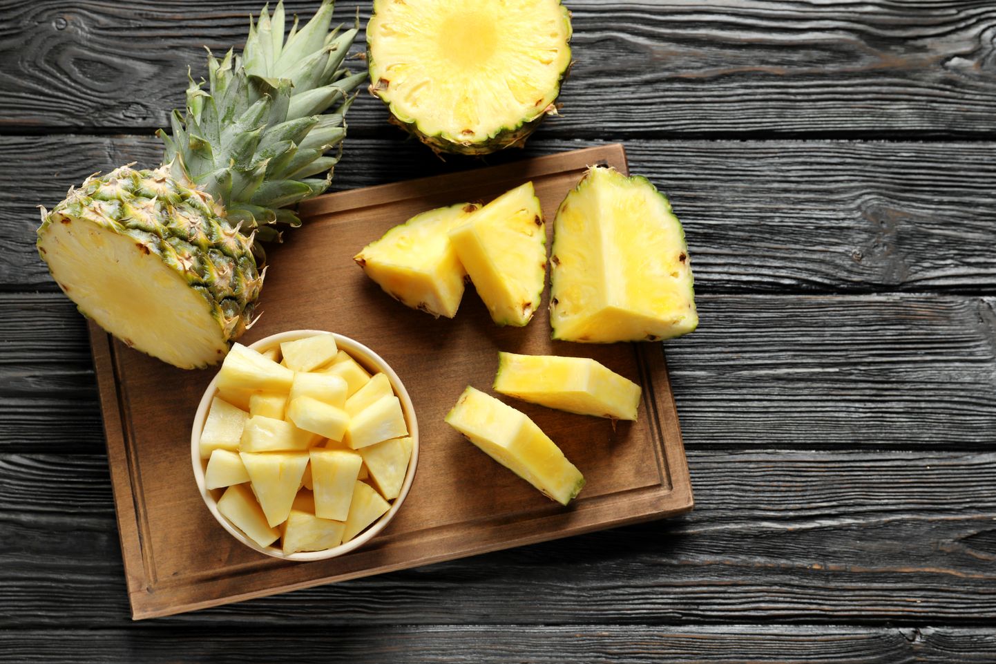 Ananassis peitub ensüüm, millel on võime põletikku ja mõnel määral ka turseid leevendada ning sellest on samuti rohkem kasu enne vilja kuumutamist.