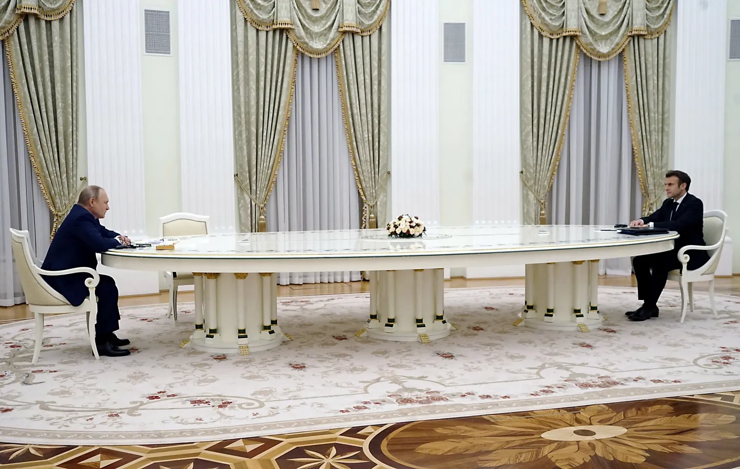Venemaa president Vladimir Putin ja Prantsusmaa president Emmanuel Macron kohtusid 7. veebruaril Moskvas, et arutada Ukraina kriisi. Nad istusid pika laua taga, üks ühes ja teine teises otsas