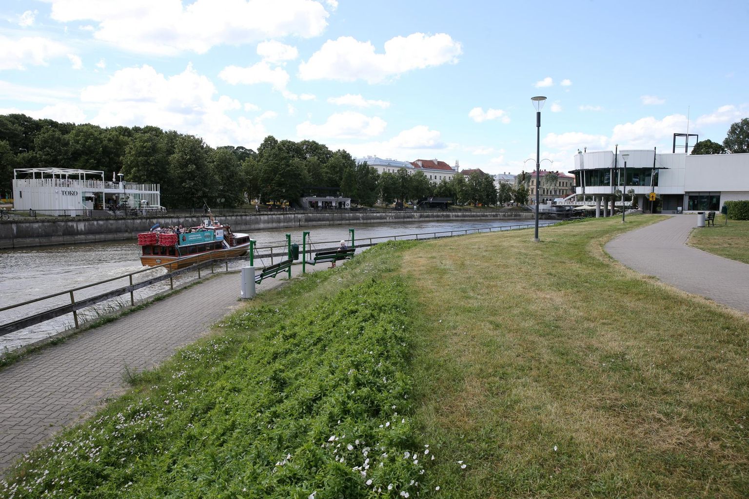 Praegune Emajõe vasakkallas Tartu südalinnas ei kutsu aega veetma. Tartu linnavalitsus soovib juba tuleval aastal betoonpaneelid lahti kangutada ja jõe kaldale tänapäevase trepistiku luua.