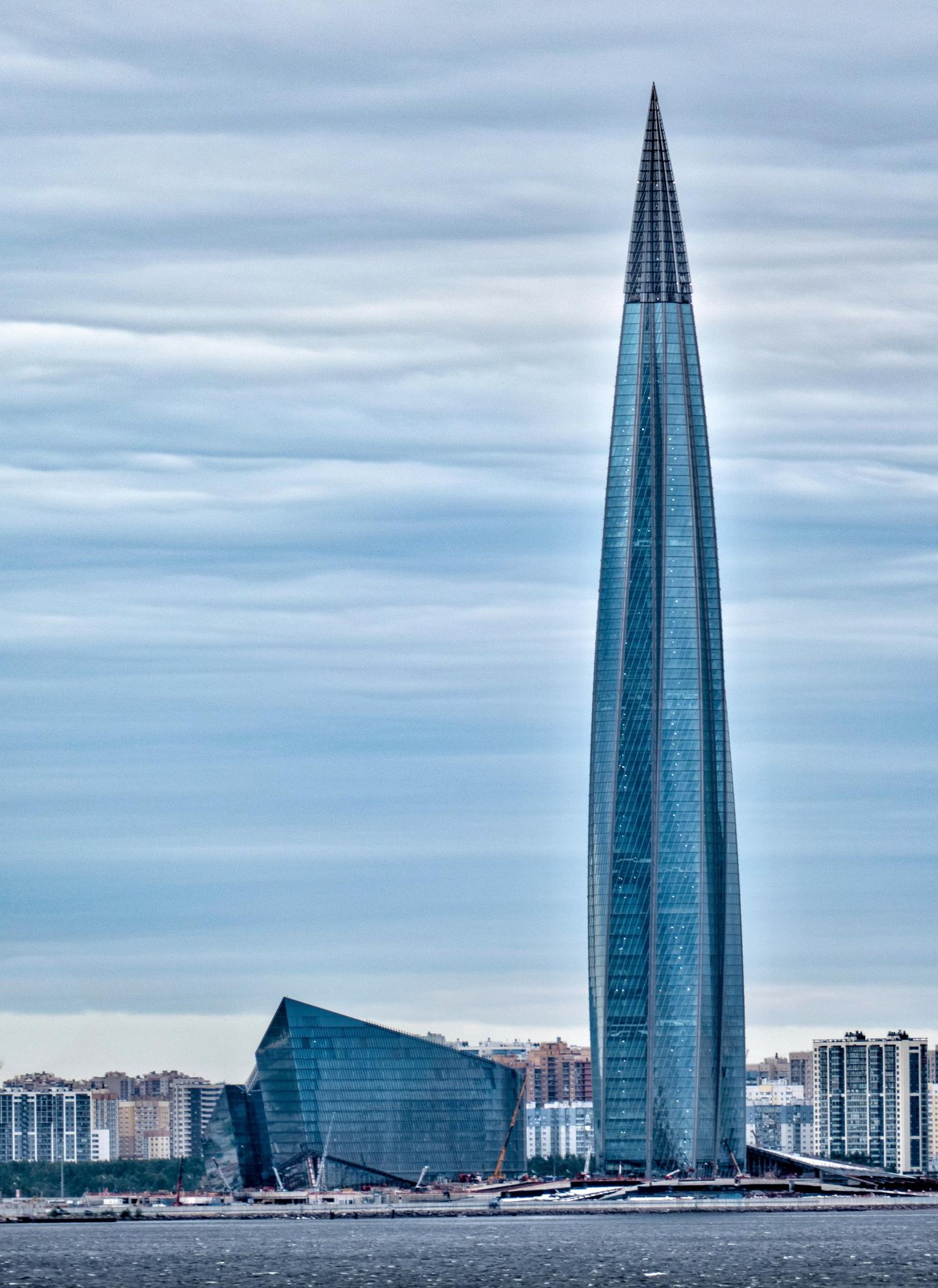 «Лахта центр» – общественно-деловой комплекс в Петербурге. Высота 87-этажного небоскреба составляет 462 м. «Лахта центр» является самым высоким зданием Европы.