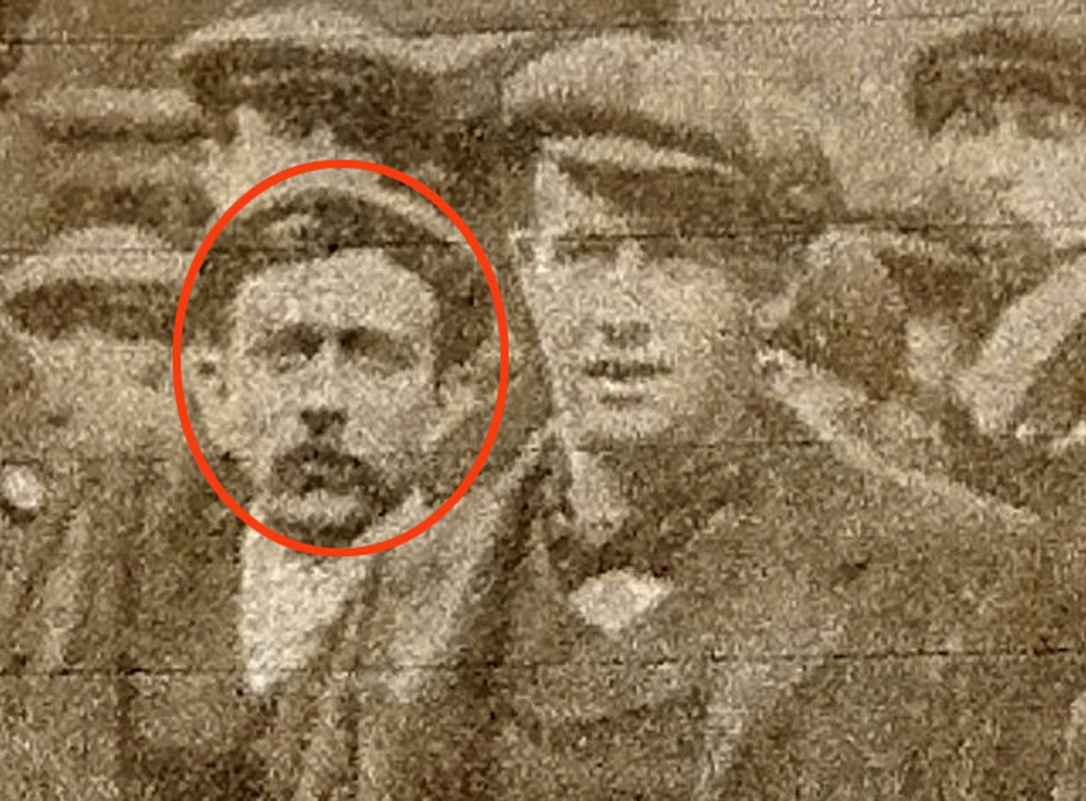 George Beauchamp (vasakul) 1912. aasta ajalehefotol (punases ringis)