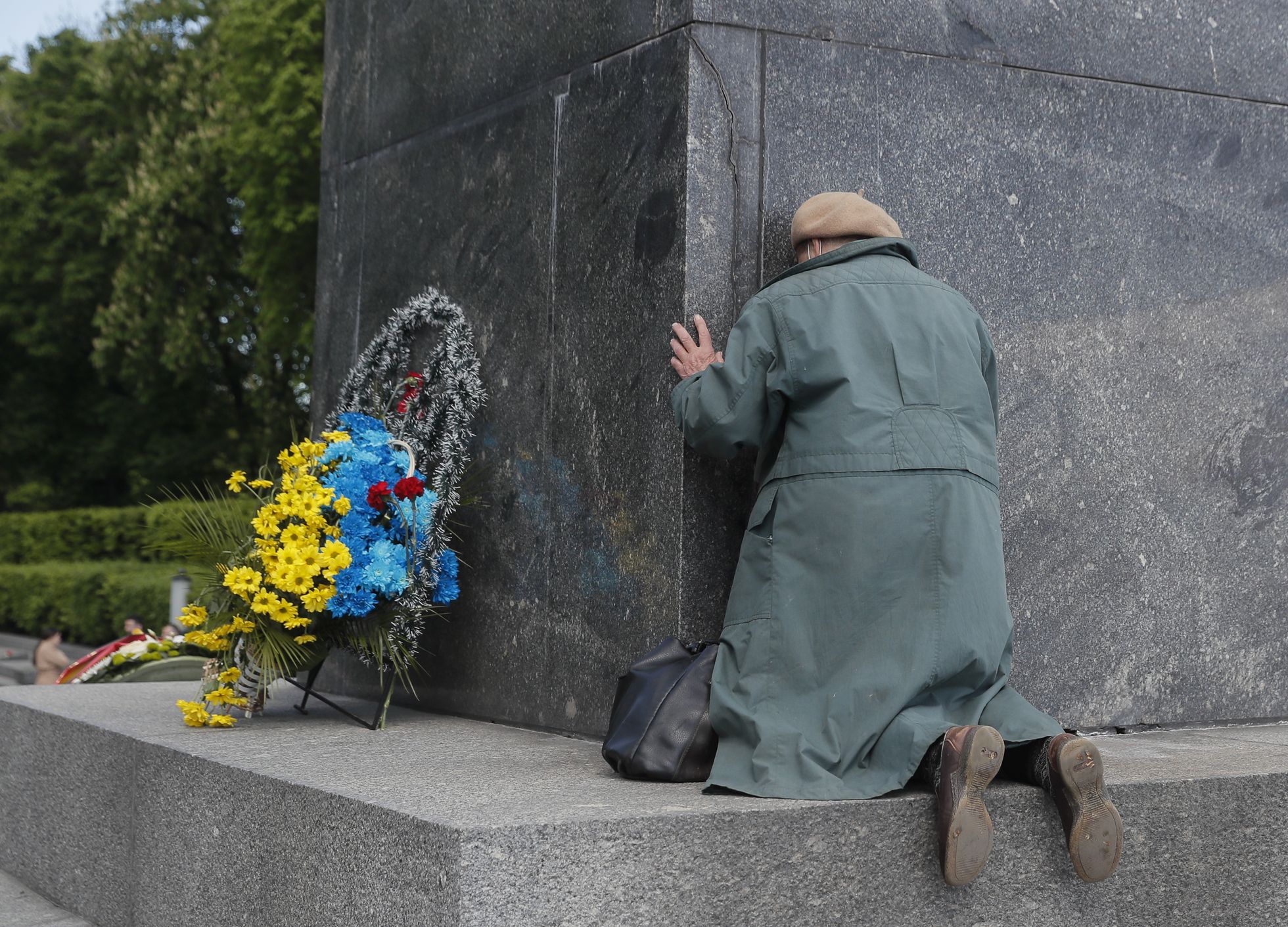 Eakas ukrainlanna täna Kiievis tundmatu sõduri haua juures.