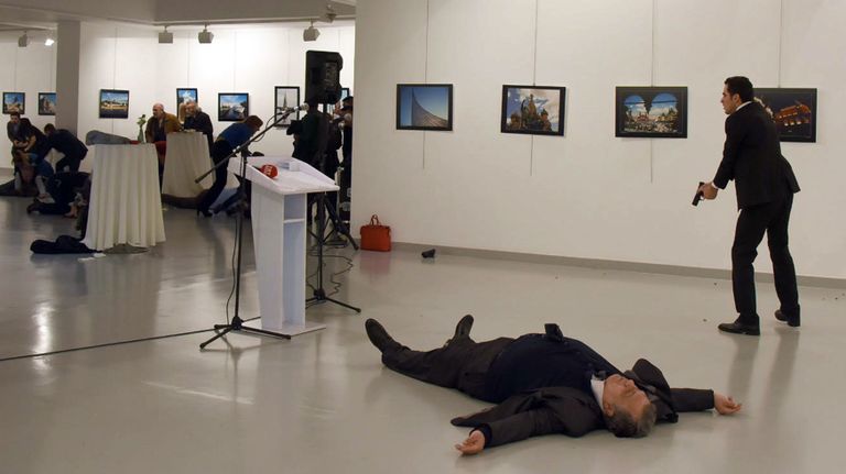 Relvastatud isik tulistas Ankaras Venemaa suursaadikut Andrei Karlovit