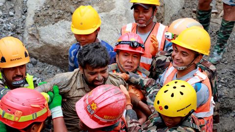 VIDEO ⟩ Nepalis päästeti üheksa päeva rusude all olnud töölised