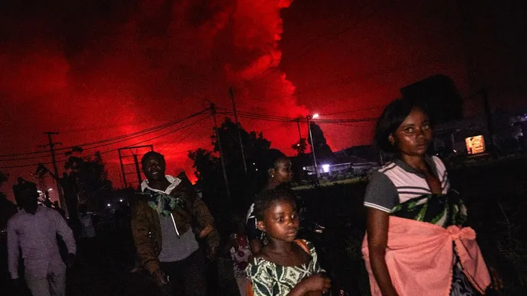 Жители района конголезского города Гома бегут от вулкана Ньирагонго.
