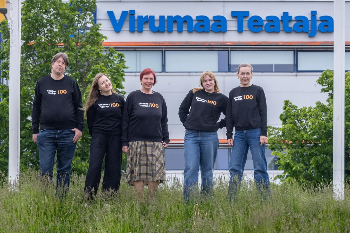Virumaa Teataja ajakirjanikud tunneb sel suvel ära mustade pusade järgi, millel kiri "Virumaa Teataja 100". Kreisilaada ajal võib sellise pusa omanikuks saada ka mõni lehelugeja.