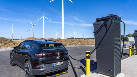 Elektrivõrgud ei pea taastuvenergia kiirele kasvule vastu ja puhas energia läheb raisku