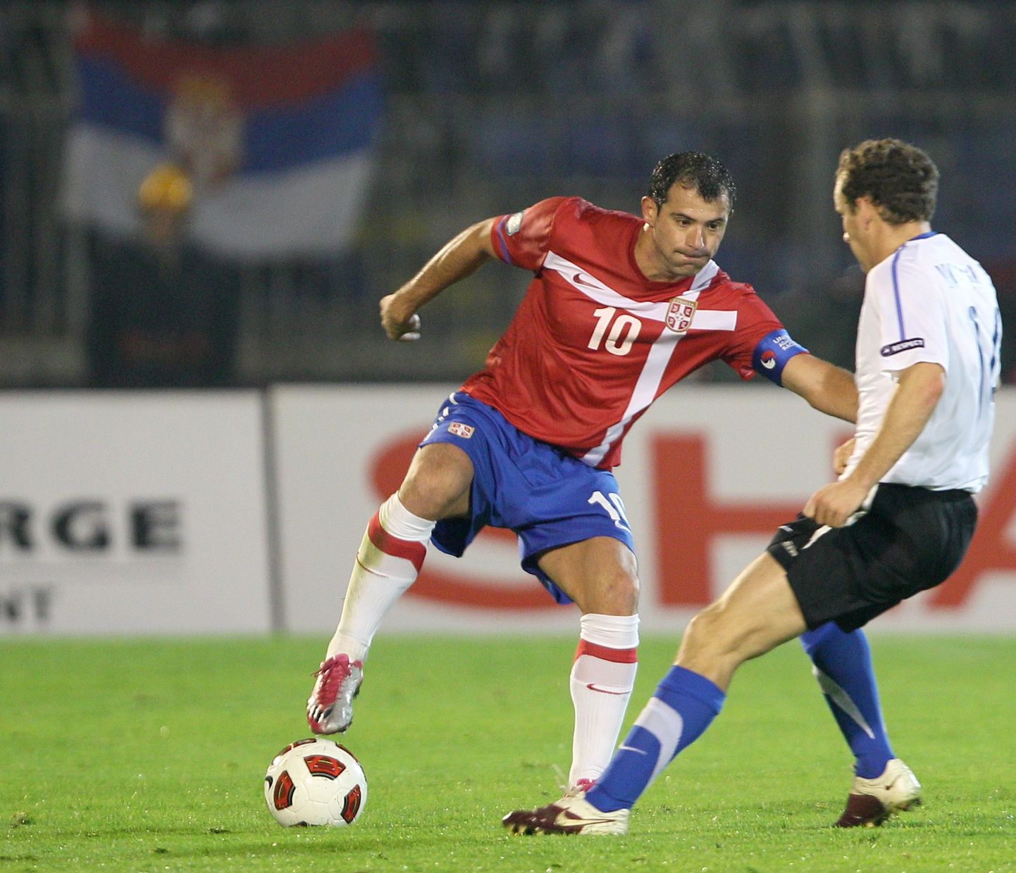 Eesti jalgpallur Konstantin Vassiljev (paremal) võitleb Serbia Dejan Stankoviciga palli pärast.