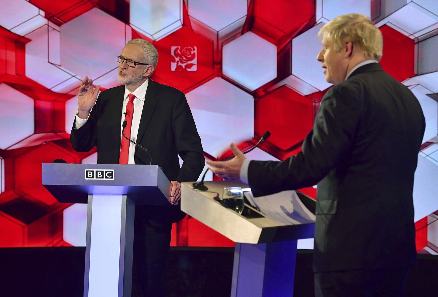 Jeremy Corbyn ja Boris Johnson viimases valimiseelses televäitluses.