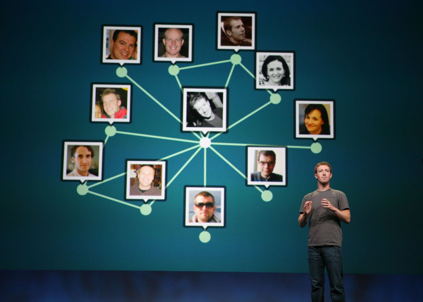 Pildil Facebooki juht Mark Zuckerberg suhtlusportaali uuendusi esitlemas.