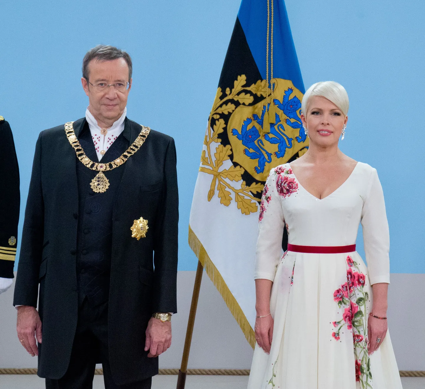 Evelin Ilves ja Toomas Hendrik Ilves 2015. aasta vabariigi aastapäeva pidulikul kätlemisel.