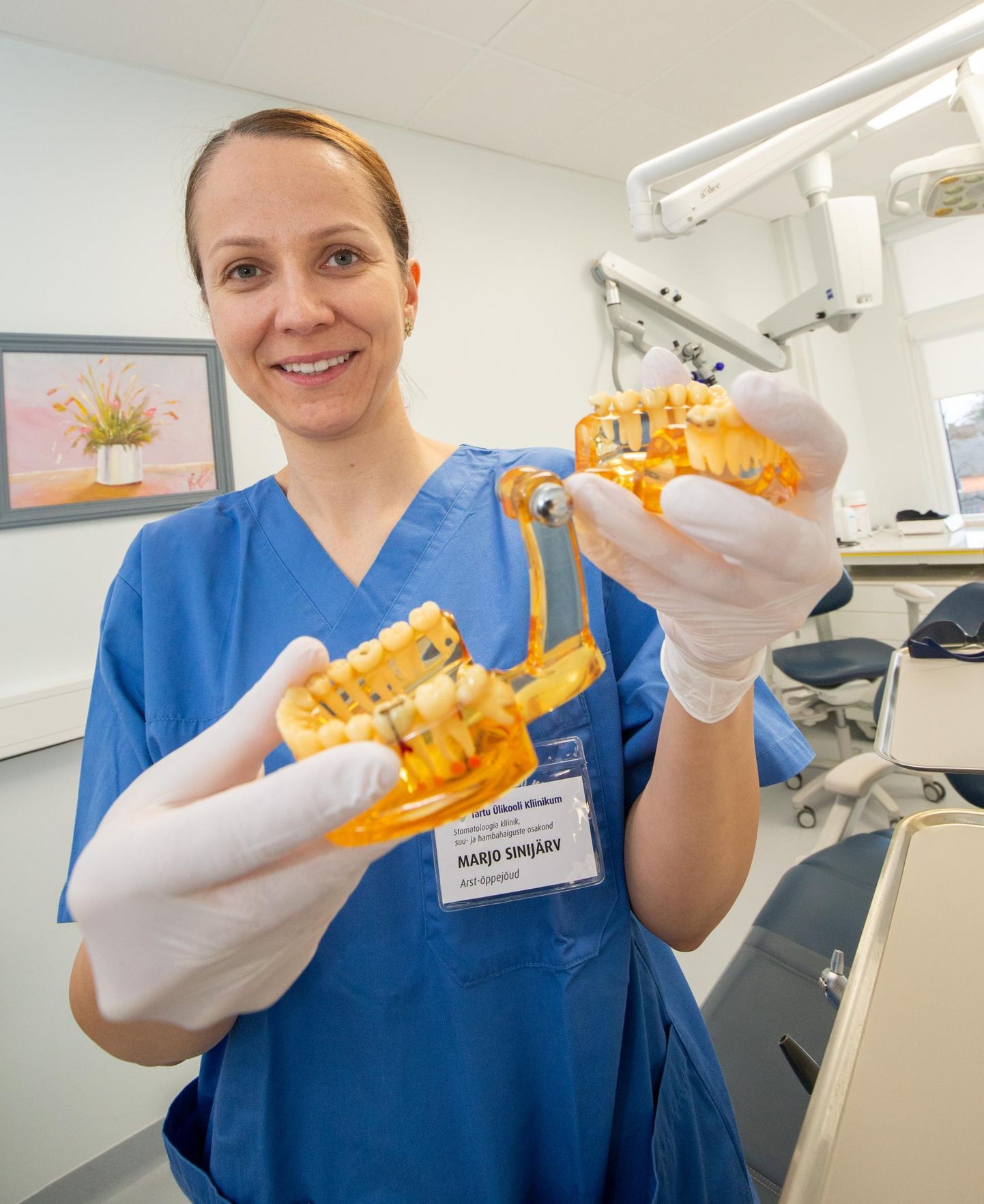 Tartu ülikooli kliinikumi hambaarstile Marjo Sinijärvele teeb suurt rõõmu, kui vastuvõtule tuleva patsiendi hammastele saab teha vaid puhastust. Tihti on hädasid aga palju rohkem.