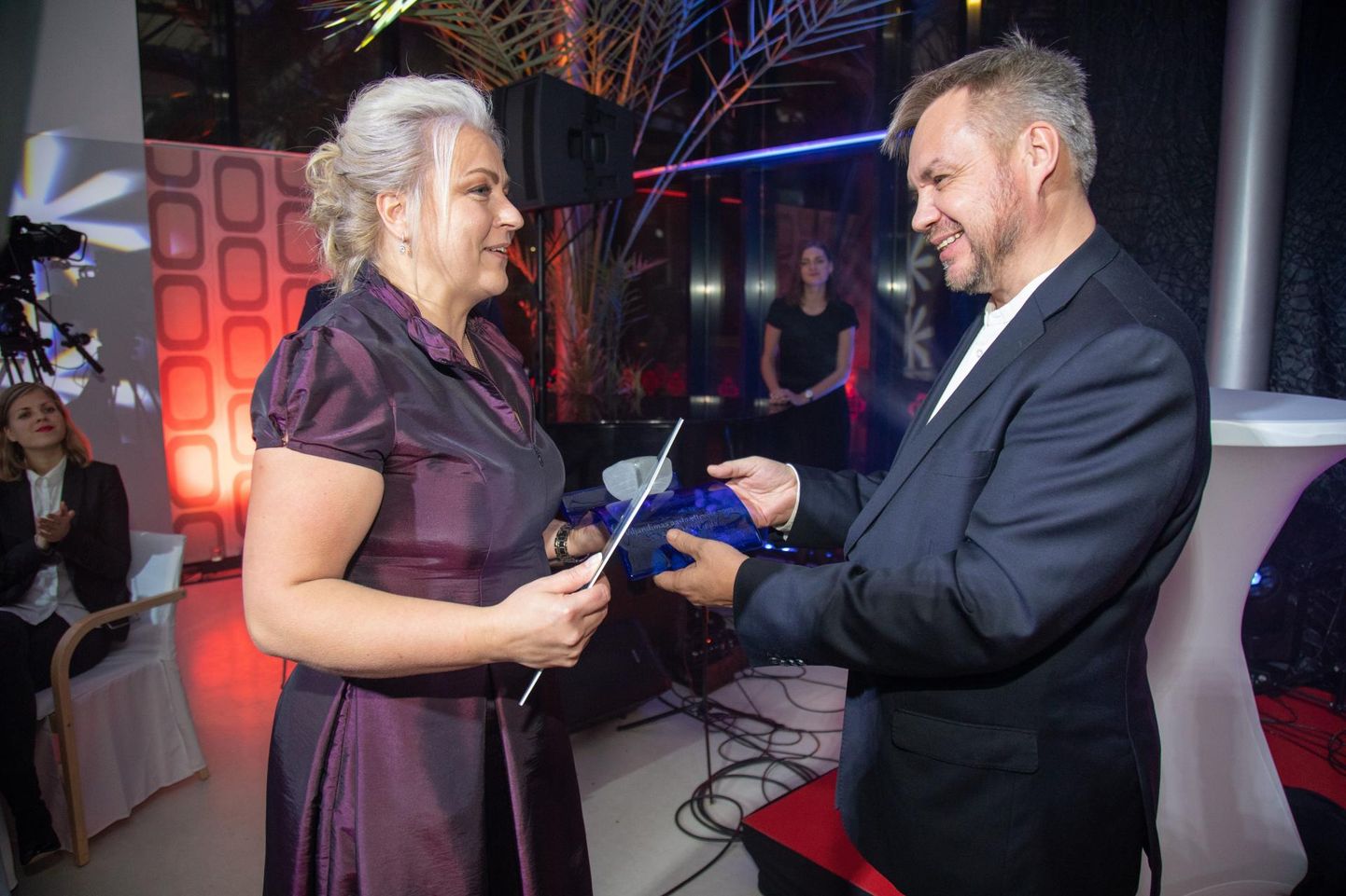 Aktsiaseltsi Galvi-Linda juhatajale Marge Laiõunpuule ulatas aasta ettevõtte auhinna Viljandimaa arenduskeskuse juhataja Elmo Puidet.
