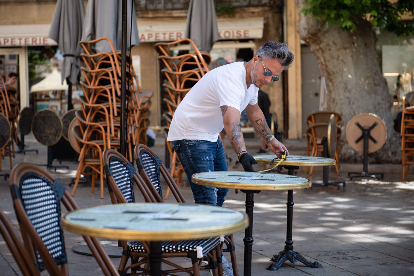 Baariomanik Lõuna-Prantsusmaal Aix-en-Provence'is seadmas täna valmis laudu, et avada homme taas üle pika aja uksed.