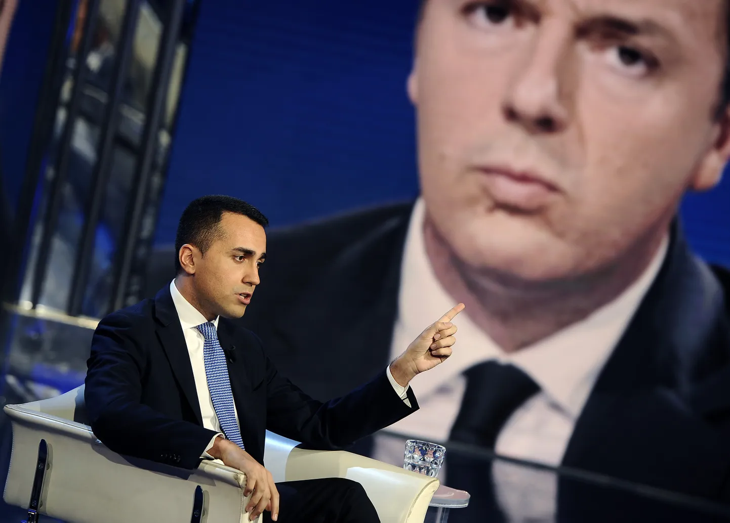 Viie Tähe Liikumise juht Luigi Di Maio läinud kesknädalal telekanali Rai 1 jutusaates. Taustal olevalt ekraanilt piidleb teda kulm kipras Demokraatliku Partei endine juht Matteo Renzi, kelle mõjul hääletas vasaktsentristlik erakond päev hiljem maha idee alustada Di Maioga koalitsioonikõnelusi.