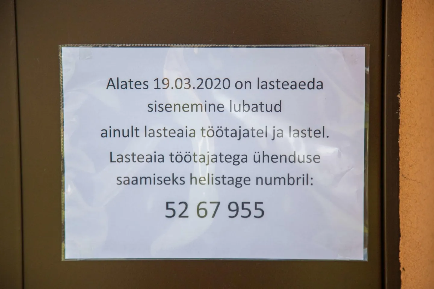 Lasteaedadesse on hakatud jälle aina enam lapsi tooma. Endiselt ollakse seal aga väga ettevaatlikud. Viljandi Krõllipesa lasteaia Krõlli õppehoonesse lapsevanem siseneda ei tohi.