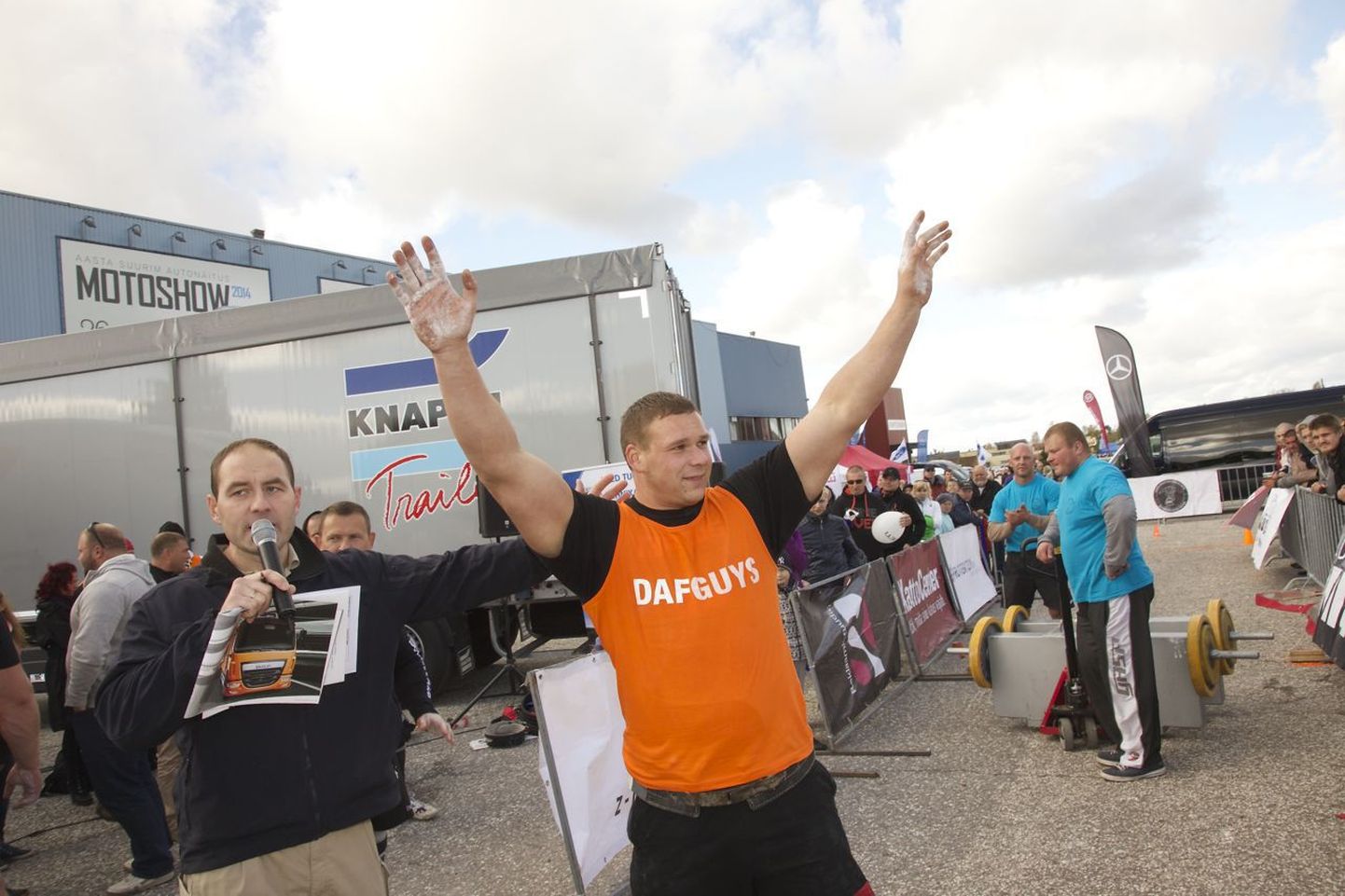 Lätlane Janis Slecku püstitas Tartus 350 kg kaalunud kohvrite kandmises uue maailmarekordi distantsiga 40,6 m.