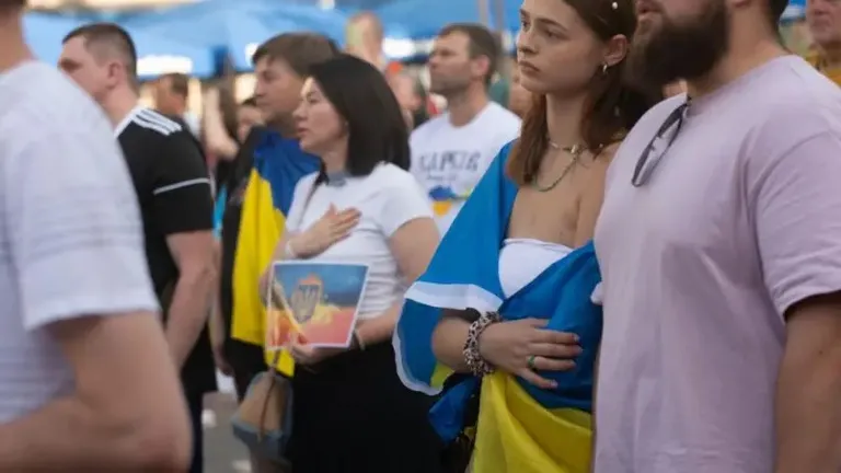 Люди с флагами.
