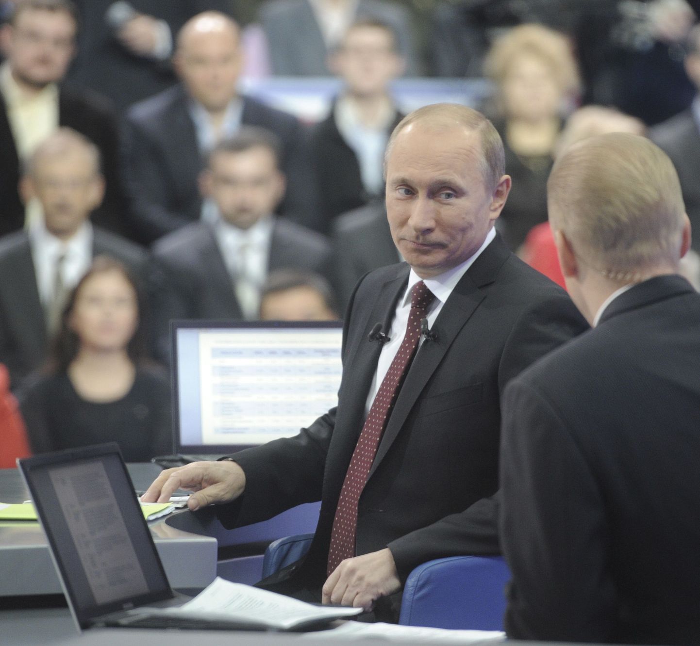 Vladimir Putin otsesaate stuudios.