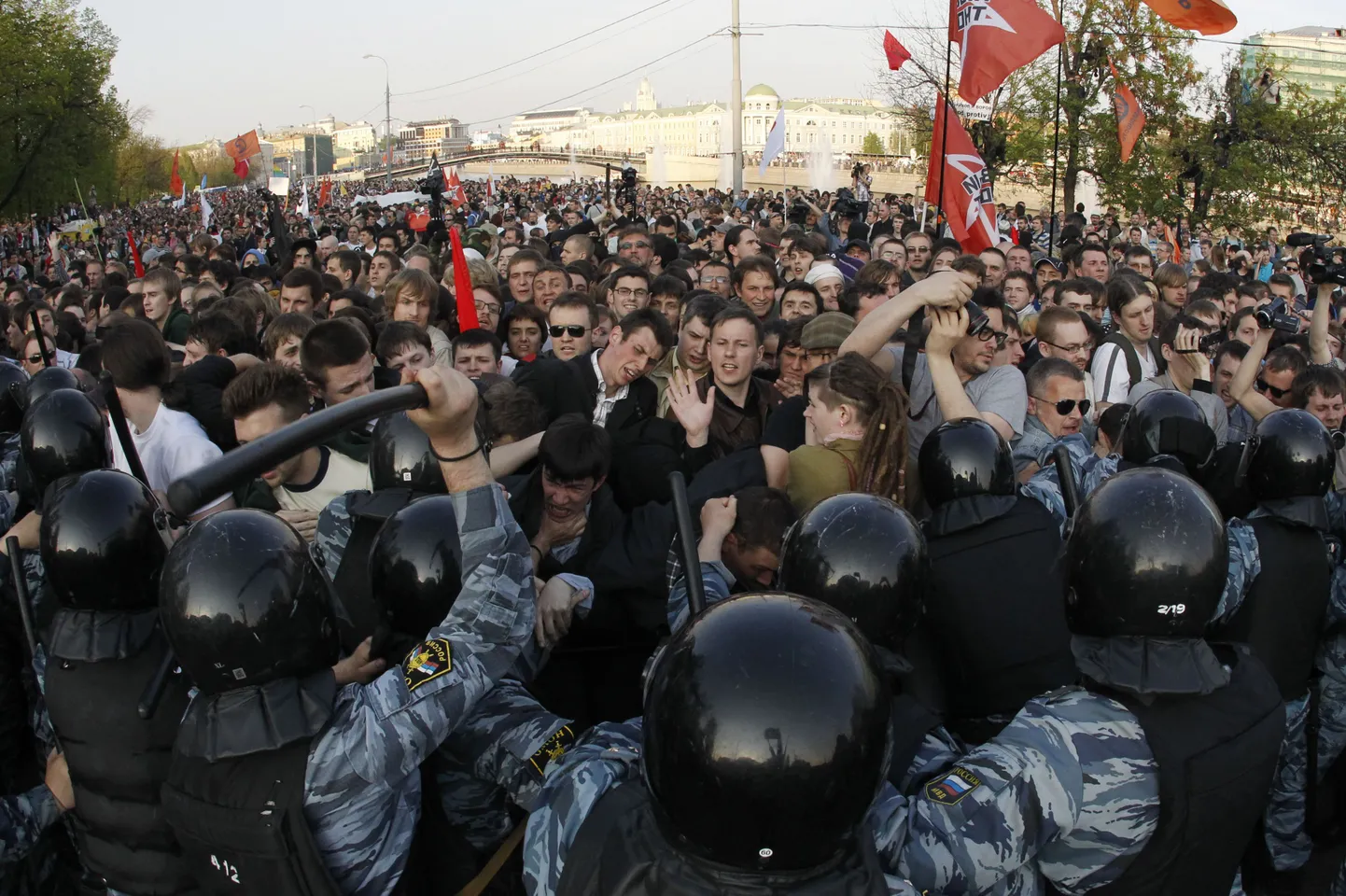 Möödunud aasta 6. mai meeleavaldusel protestiti Putini taaskordse ametiaja vastu presidendina. See lõppes kokkupõrgetega meeleavaldajate ning politsei eriüksuste vahel ning sellest ajendatud arreteerimised kestavad siiani.