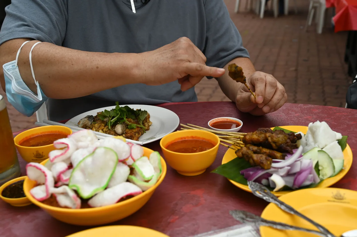 Kagu-Aasias populaarne liharoog satay, mille kastmesse mõrvas süüdistatav indoneeslanna segas tsüaniidi.