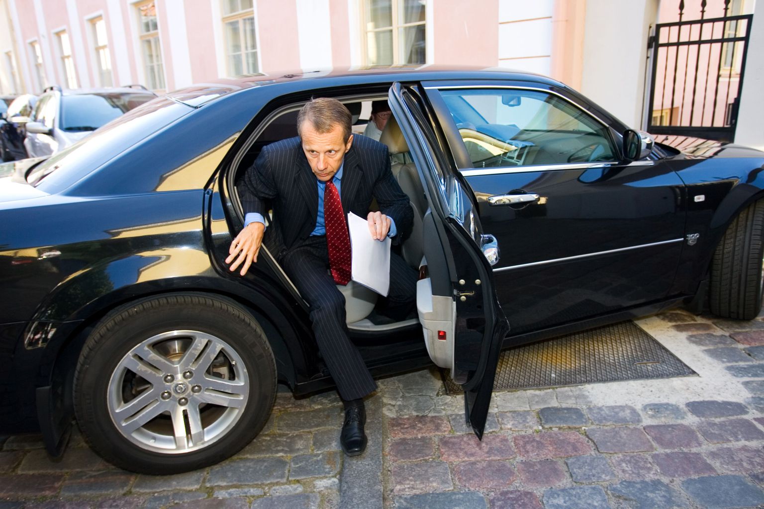 Rahandusminister Jürgen Ligi ja tema ametiauto.